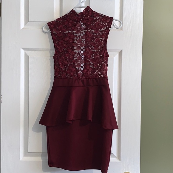 Burgundy lace dress - Picture 1 of 4